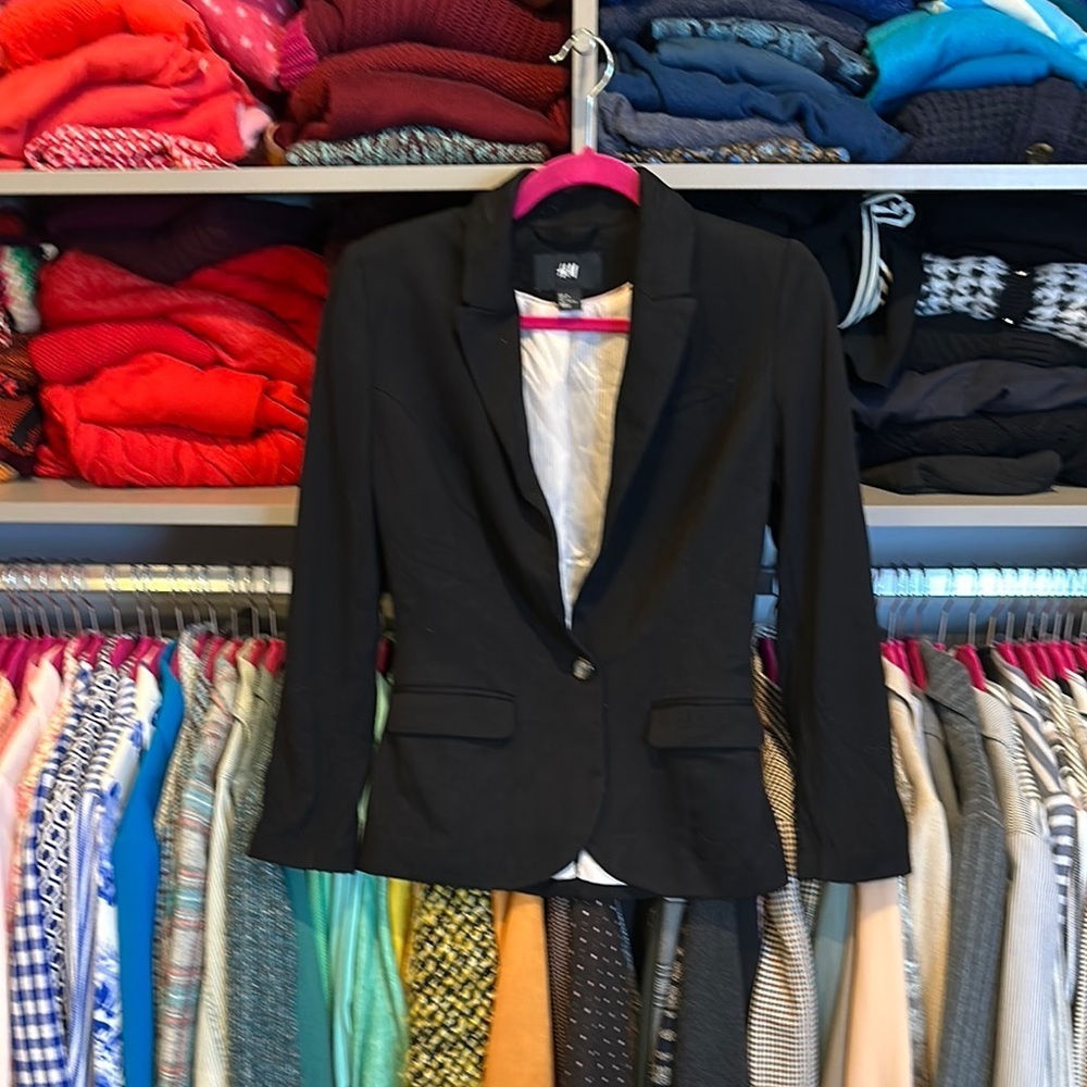 H&M black one button closure back slit 2 pocket blazer size 4